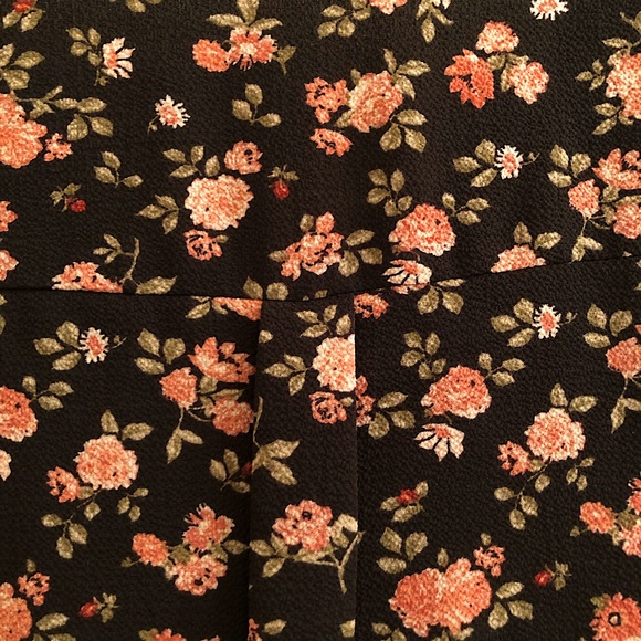 NWOT “Ripe” Floral Tie Front V-Neck Blouse - Picture 2 of 13